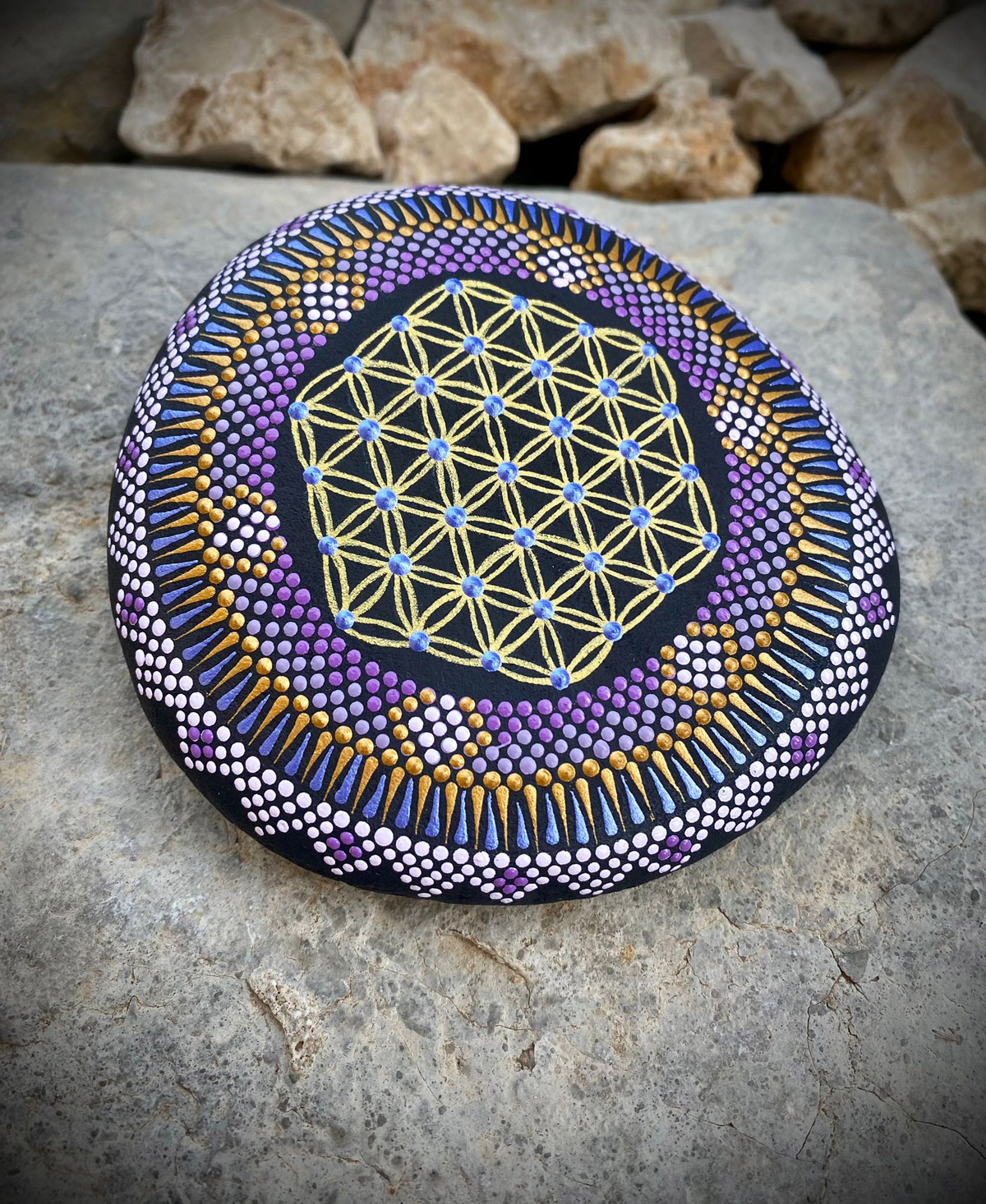 Mandala peint sur galet - Sowilo