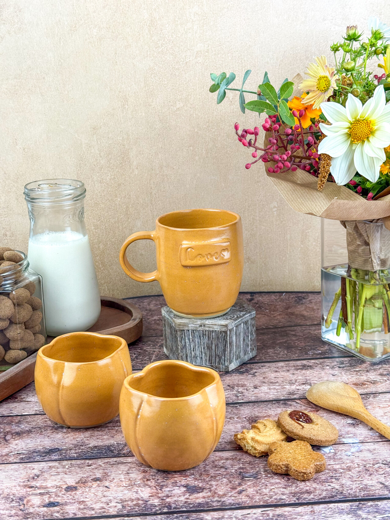 Mug Love en grès artisanal avec émail Octobre (orange épicé)