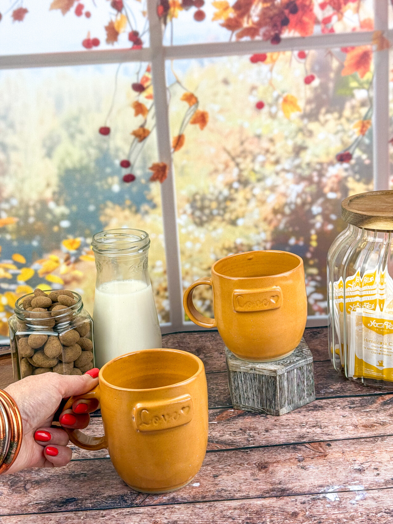Mug Love tenue dans la main. céramique en grès façonnée à la main