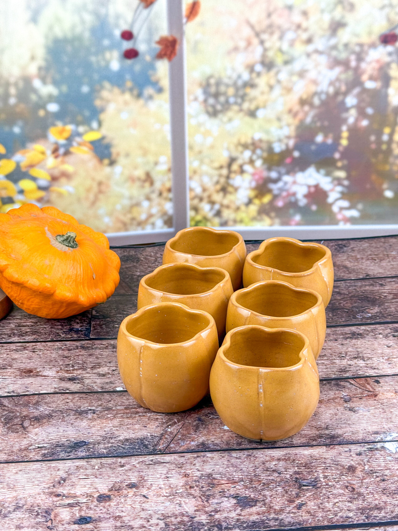 Vue de profil des tasse mini citrouille, émail Octobre